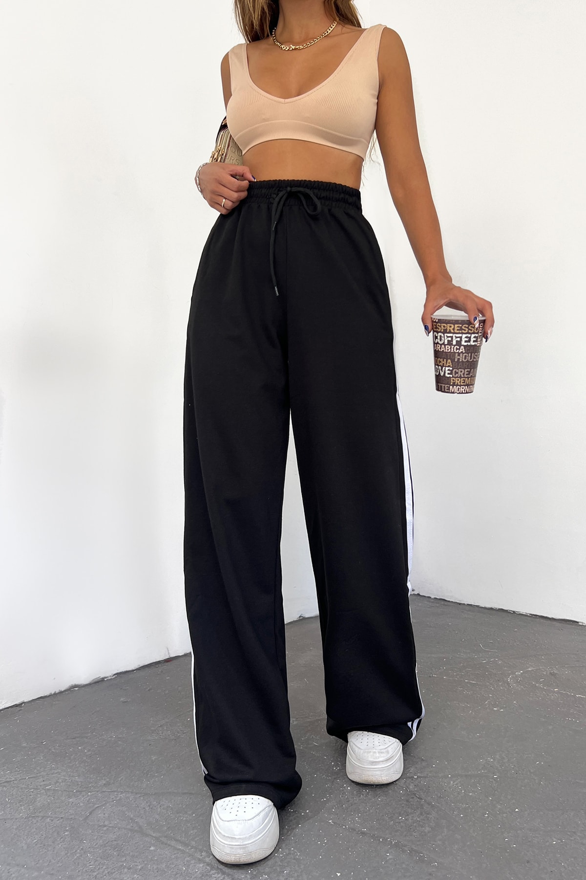 Kadın Siyah Yüksek Bel Şeritli Bol Paça Mevsimlik Eşofman Altı