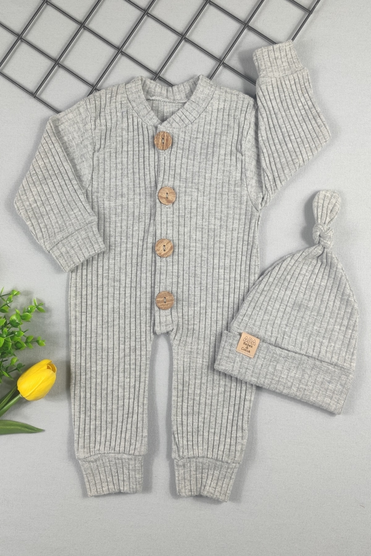 %100 Pamuk Ahşap Düğmeli Fitilli Tarz Şapkalı Bebek Tulum